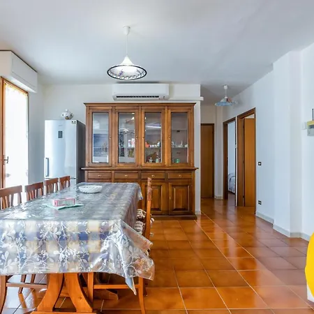 Apartment Cozy With Balcony!