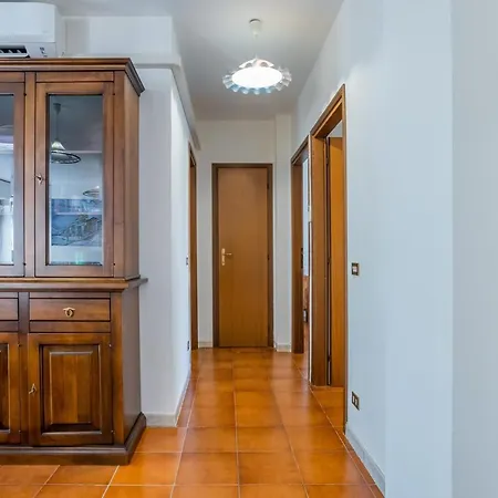 Cozy With Balcony! Apartment Viareggio
