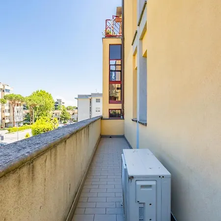Guesthost - Cozy With Balcony! * Viareggio