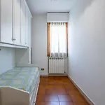 Guesthost - Cozy With Balcony!