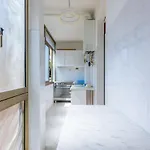 Guesthost - Cozy With Balcony!