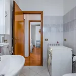 Guesthost - Cozy With Balcony! Apartment