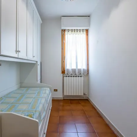 Guesthost - Cozy With Balcony!