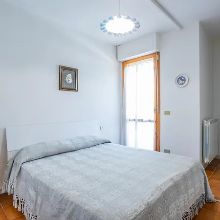 Guesthost - Cozy With Balcony! Apartment *