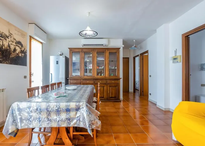 Apartment Guesthost - Cozy With Balcony!