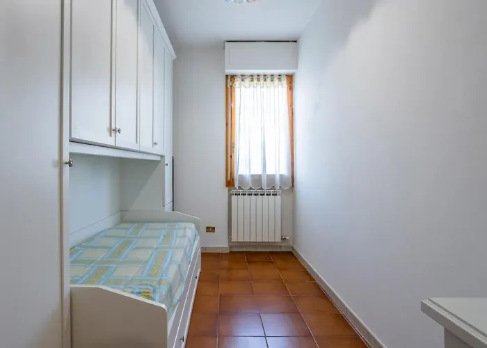 Guesthost - Cozy With Balcony!