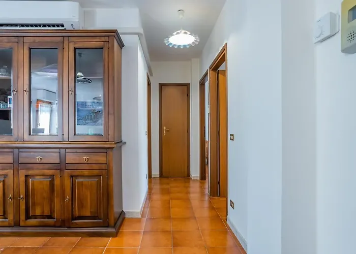 Guesthost - Cozy With Balcony! Apartment Viareggio