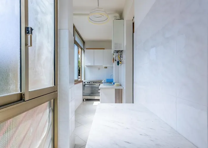 Guesthost - Cozy With Balcony!