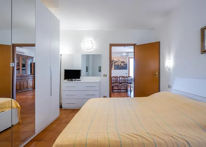 Guesthost - Cozy With Balcony! *