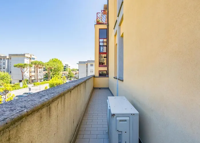 Guesthost - Cozy With Balcony! * Viareggio