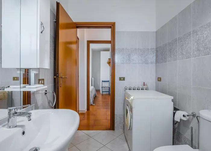 Guesthost - Cozy With Balcony! Apartment