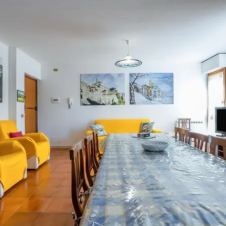 Guesthost - Cozy With Balcony! * Viareggio