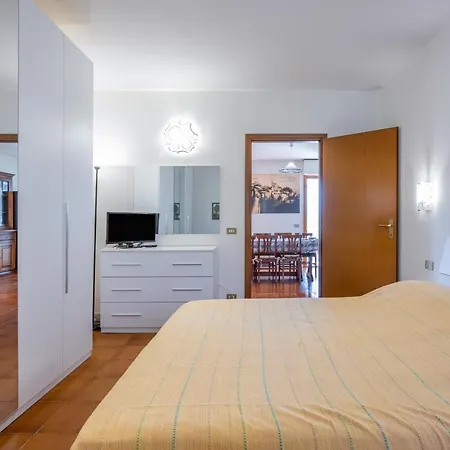 Guesthost - Cozy With Balcony! *