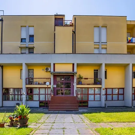 Guesthost - Cozy With Balcony! Viareggio