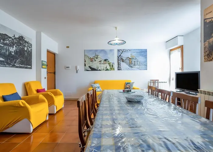 Guesthost - Cozy With Balcony! * Viareggio