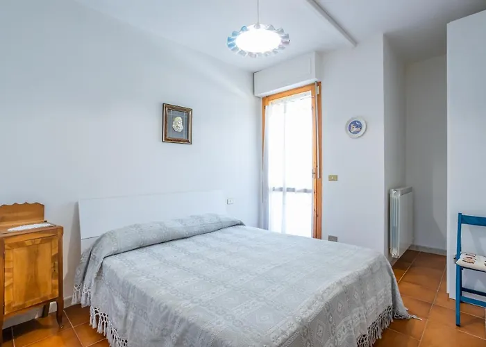 Guesthost - Cozy With Balcony! Apartament *